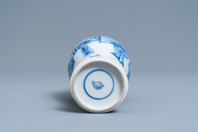 Un vase de forme 'meiping' en porcelaine de Chine en bleu et blanc &agrave; d&eacute;cor figuratif, Kangxi