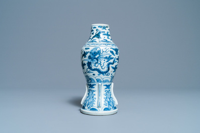 Een zeldzame Chinese blauw-witte 'zeedraken' vaas, Wanli