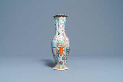Een Chinese Canton famille rose schotel en een vaas, 19e eeuw