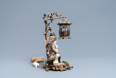 Een Chinese famille verte figuur met verguld brons, Samson porselein en glas tot lamp gemonteerd, 19e eeuw