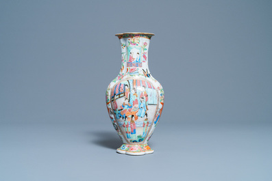 Een Chinese Canton famille rose schotel en een vaas, 19e eeuw
