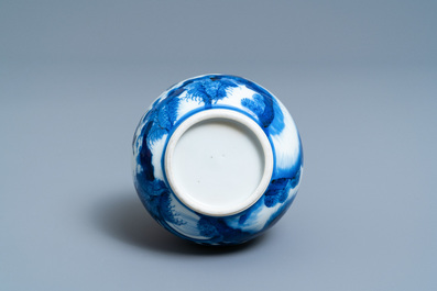 Un vase de forme bouteille en porcelaine de Chine en bleu et blanc, Kangxi