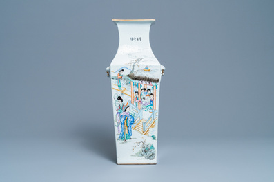 Een vierkante Chinese famille rose vaas, 19e eeuw