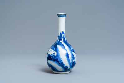 Un vase de forme bouteille en porcelaine de Chine en bleu et blanc, Kangxi