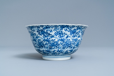Een Chinese blauw-witte gemouleerde kom met floraal decor, Kangxi