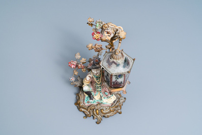 Een Chinese famille verte figuur met verguld brons, Samson porselein en glas tot lamp gemonteerd, 19e eeuw