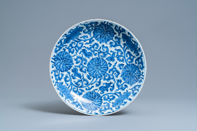 Une paire de plats en porcelaine de Chine en bleu et blanc, Kangxi