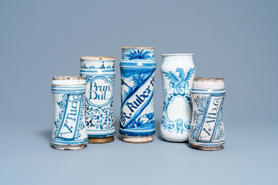 Een collectie van vijf blauw-witte Spaanse albarelli, 17e eeuw