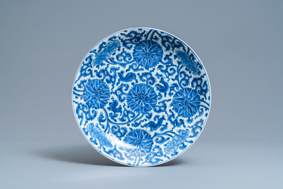 Une paire de plats en porcelaine de Chine en bleu et blanc, Kangxi