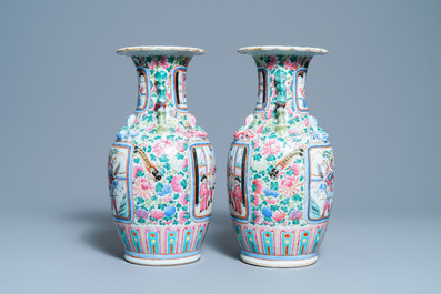 Une paire de vases en porcelaine de Chine famille rose, 19&egrave;me