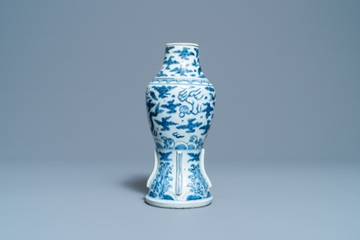 Een zeldzame Chinese blauw-witte 'zeedraken' vaas, Wanli