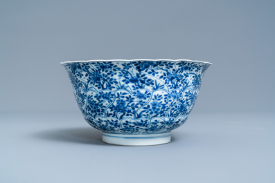 Een Chinese blauw-witte gemouleerde kom met floraal decor, Kangxi