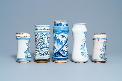 Een collectie van vijf blauw-witte Spaanse albarelli, 17e eeuw