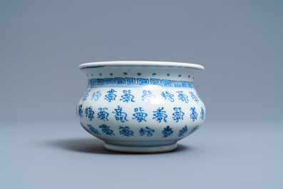 Een Chinese blauw-witte wierookbrander met inscripties, Kangxi