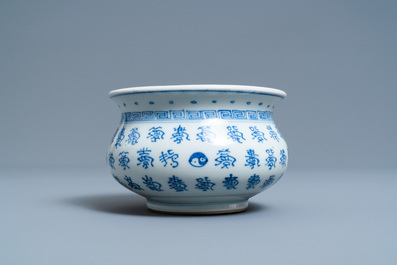 Een Chinese blauw-witte wierookbrander met inscripties, Kangxi