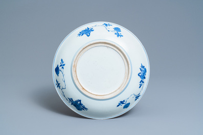 Un plat en porcelaine de Chine en bleu et blanc &agrave; d&eacute;cor floral, Kangxi
