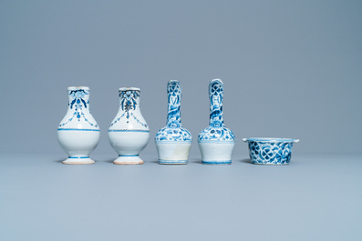 Trois chevrettes et quatre verseuses en fa&iuml;ence de Delft, Nevers et Rouen en bleu et blanc, 17/18&egrave;me