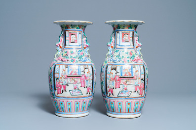 Une paire de vases en porcelaine de Chine famille rose, 19&egrave;me