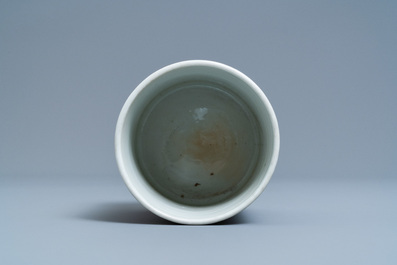 Un pot &agrave; pinceaux en porcelaine de Chine famille verte, Kangxi