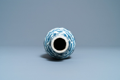 Een zeldzame Chinese blauw-witte 'zeedraken' vaas, Wanli