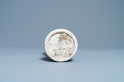 Een zeldzame Chinese blauw-witte 'zeedraken' vaas, Wanli