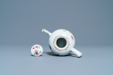 Une th&eacute;i&egrave;re couverte en porcelaine de Chine famille rose &agrave; d&eacute;cor floral, Qianlong