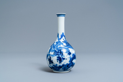 Un vase de forme bouteille en porcelaine de Chine en bleu et blanc, Kangxi