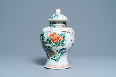 Un vase couvert en porcelaine de Chine famille verte, marque de Kangxi, 19&egrave;me
