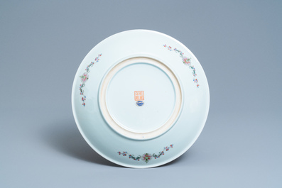 Een Chinese famille rose schotel, Qianlong merk, Republiek