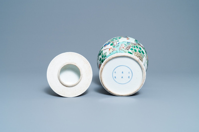 Un vase couvert en porcelaine de Chine famille verte, marque de Kangxi, 19&egrave;me