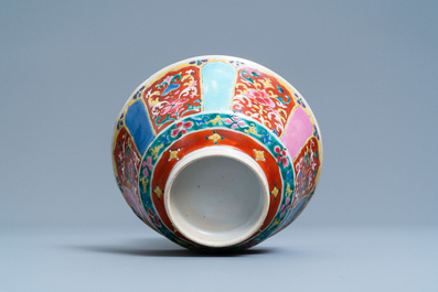 Neuf pi&egrave;ces en porcelaine de Chine Bencharong pour le march&eacute; thai, 19&egrave;me