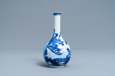 Un vase de forme bouteille en porcelaine de Chine en bleu et blanc, Kangxi