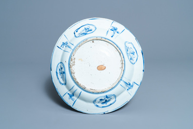 Un plat en porcelaine de Chine en bleu et blanc de type kraak &agrave; d&eacute;cor de Shou Lao, Wanli