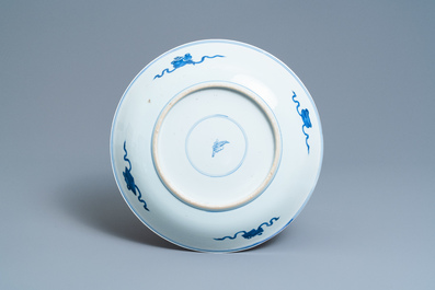 Une paire de plats en porcelaine de Chine en bleu et blanc, Kangxi