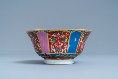 Neuf pi&egrave;ces en porcelaine de Chine Bencharong pour le march&eacute; thai, 19&egrave;me