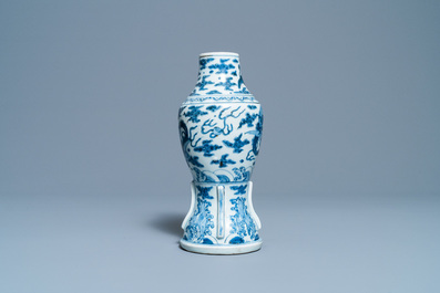 Een zeldzame Chinese blauw-witte 'zeedraken' vaas, Wanli