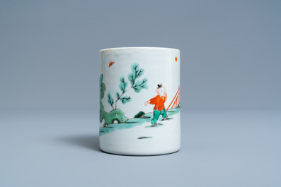 Un pot &agrave; pinceaux en porcelaine de Chine famille verte, Kangxi