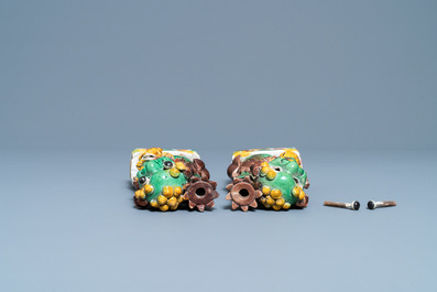 Une paire de porte-encens en forme de lions bouddhistes en biscuit &eacute;maill&eacute; sancai, Kangxi