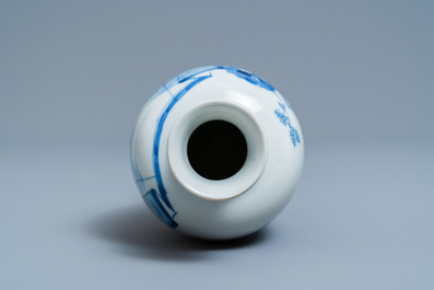 Un vase de forme 'meiping' en porcelaine de Chine en bleu et blanc &agrave; d&eacute;cor figuratif, Kangxi
