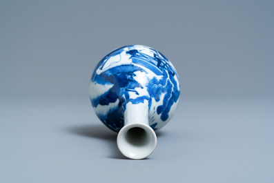 Un vase de forme bouteille en porcelaine de Chine en bleu et blanc, Kangxi