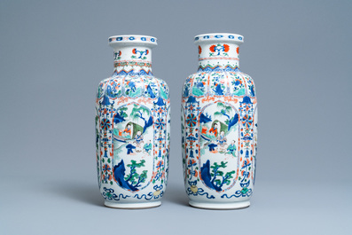 Une paire de vases de forme rouleau en porcelaine de Chine famille verte, Kangxi