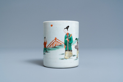 Un pot &agrave; pinceaux en porcelaine de Chine famille verte, Kangxi