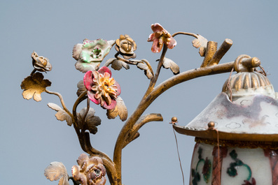 Een Chinese famille verte figuur met verguld brons, Samson porselein en glas tot lamp gemonteerd, 19e eeuw