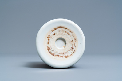 Un pot &agrave; pinceaux en porcelaine de Chine famille verte, Kangxi