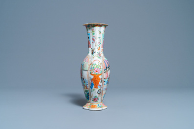 Een Chinese Canton famille rose schotel en een vaas, 19e eeuw