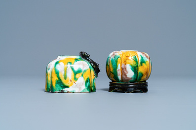 Deux lave-pinceaux en porcelaine de Chine &agrave; &eacute;mail sancai, Kangxi