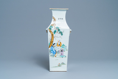 Een vierkante Chinese famille rose vaas, 19e eeuw