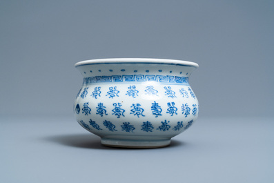 Een Chinese blauw-witte wierookbrander met inscripties, Kangxi
