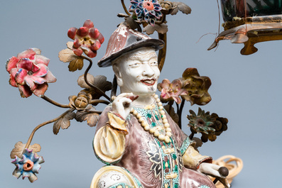 Een Chinese famille verte figuur met verguld brons, Samson porselein en glas tot lamp gemonteerd, 19e eeuw