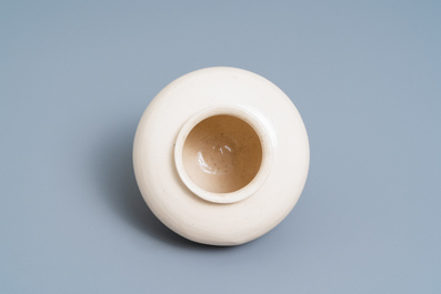 Un pot en gr&egrave;s porcelaineux &eacute;maill&eacute; en blanc monochrome, Chine, Tang